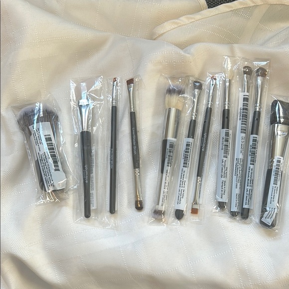 Younique Other - Lot of 10 Younique Makeup Brushes New